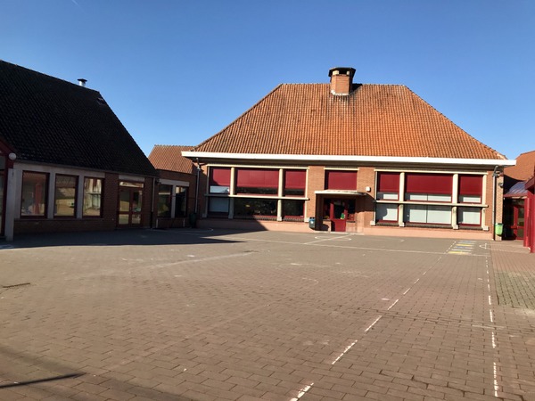 Implantation de La Bruyère, la cour